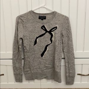 Grey wool sweater with ribbon graphic